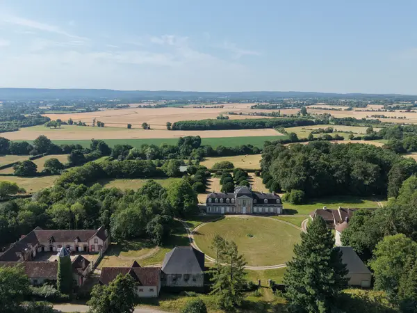 Le château, le haras et la plaine jusqu’à la forêt de Perseigne