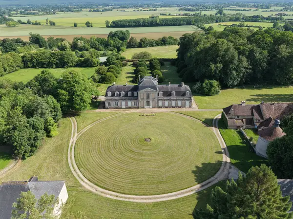 La façade Nord et sa pelouse circulaire, vues du ciel