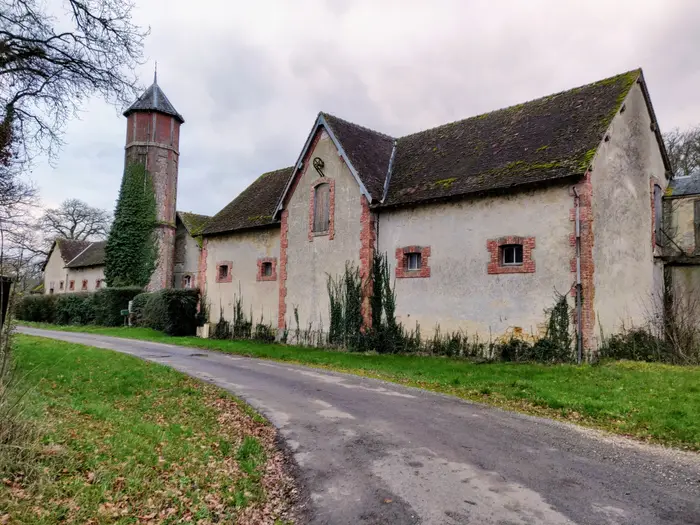 Le château d'eau et les bâtiments du haras