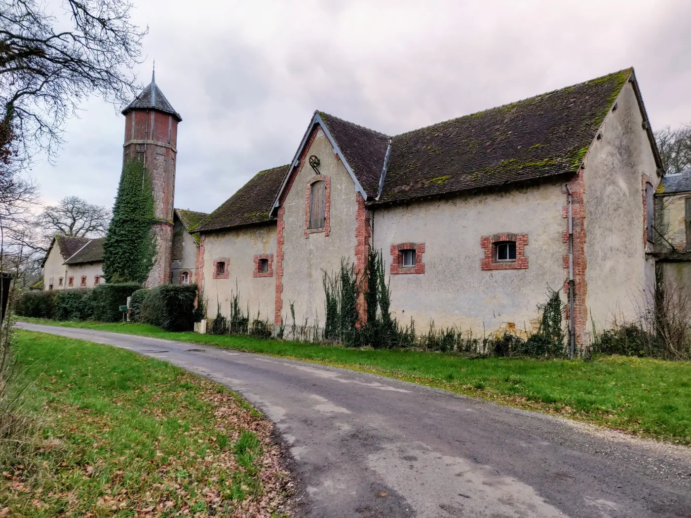 Le château d'eau et les bâtiments du haras