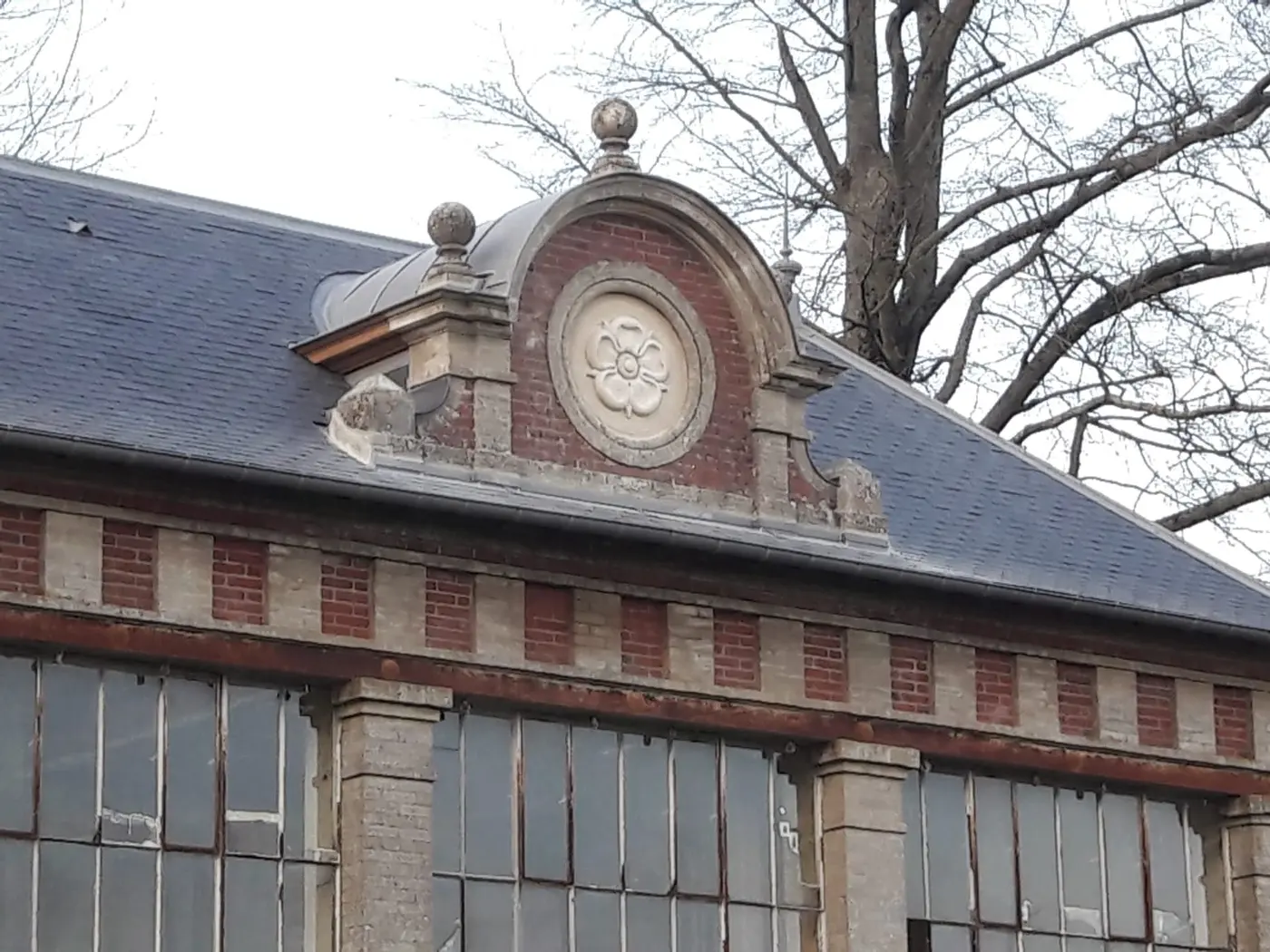 Le fronton de l'orangerie restaurée et sa rose